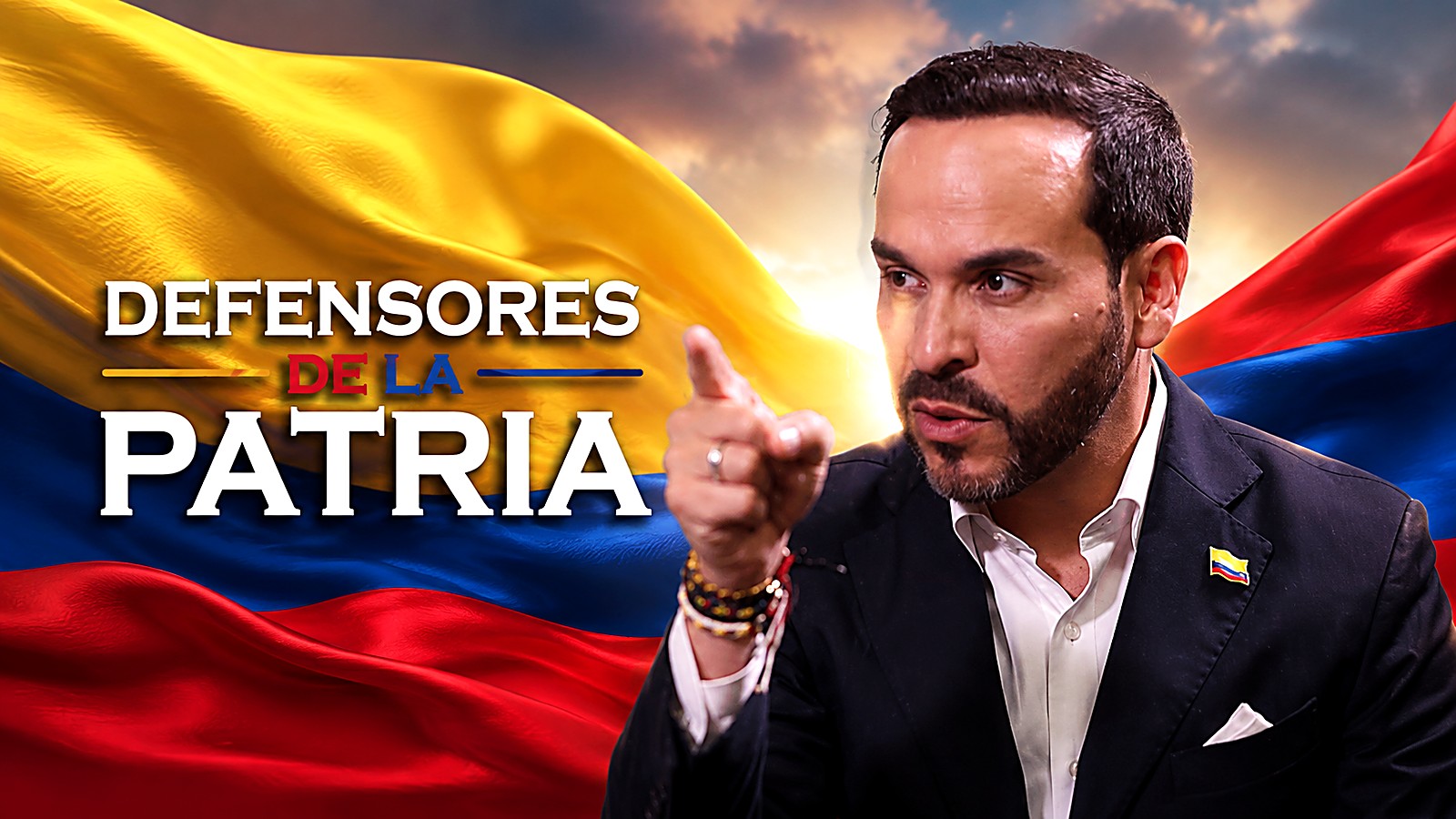 Abelardo de la Espriella frente a la bandera de Colombia con el logo de Defensores de la Patria