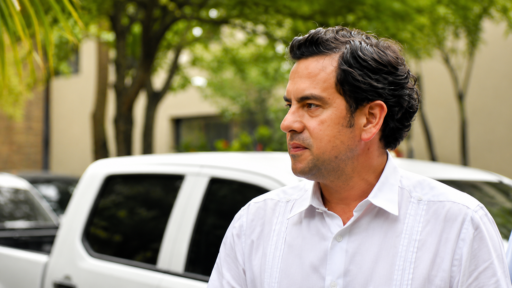 El representante a la Cámara Julio César Triana junto a los vehículos de su esquema de seguridad