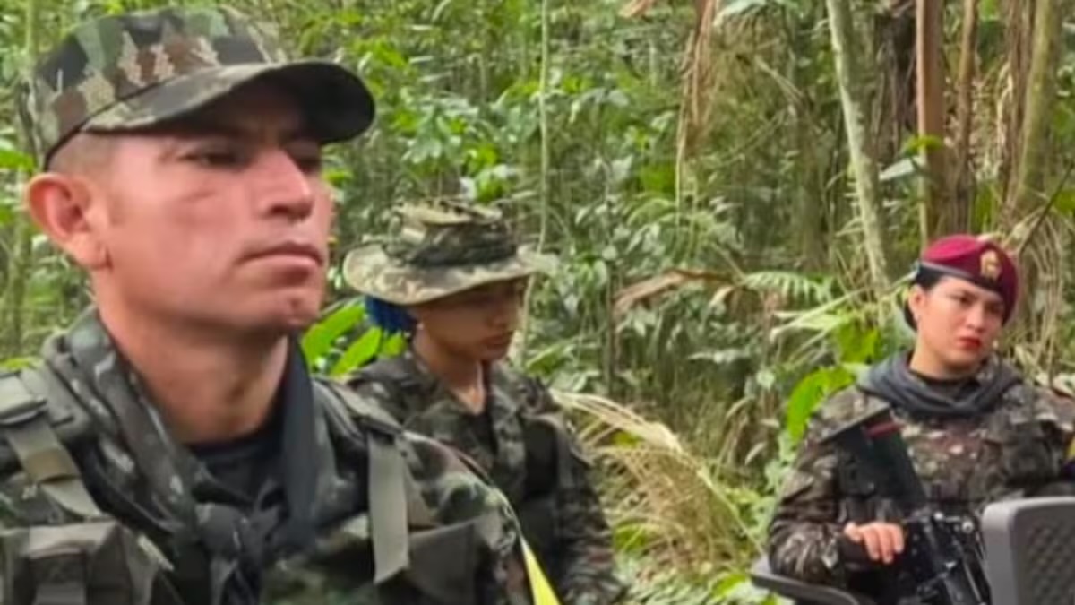 Integrantes armados de una estructura disidente de las Farc en zona selvática del suroriente colombiano