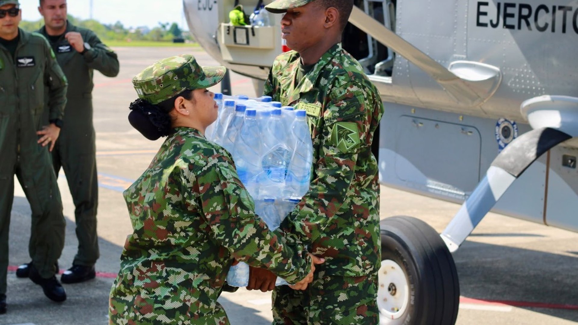 Soldados del Ejército Nacional descargan paquetes de agua potable desde un helicóptero para las comunidades afectadas en el Pacífico colombiano