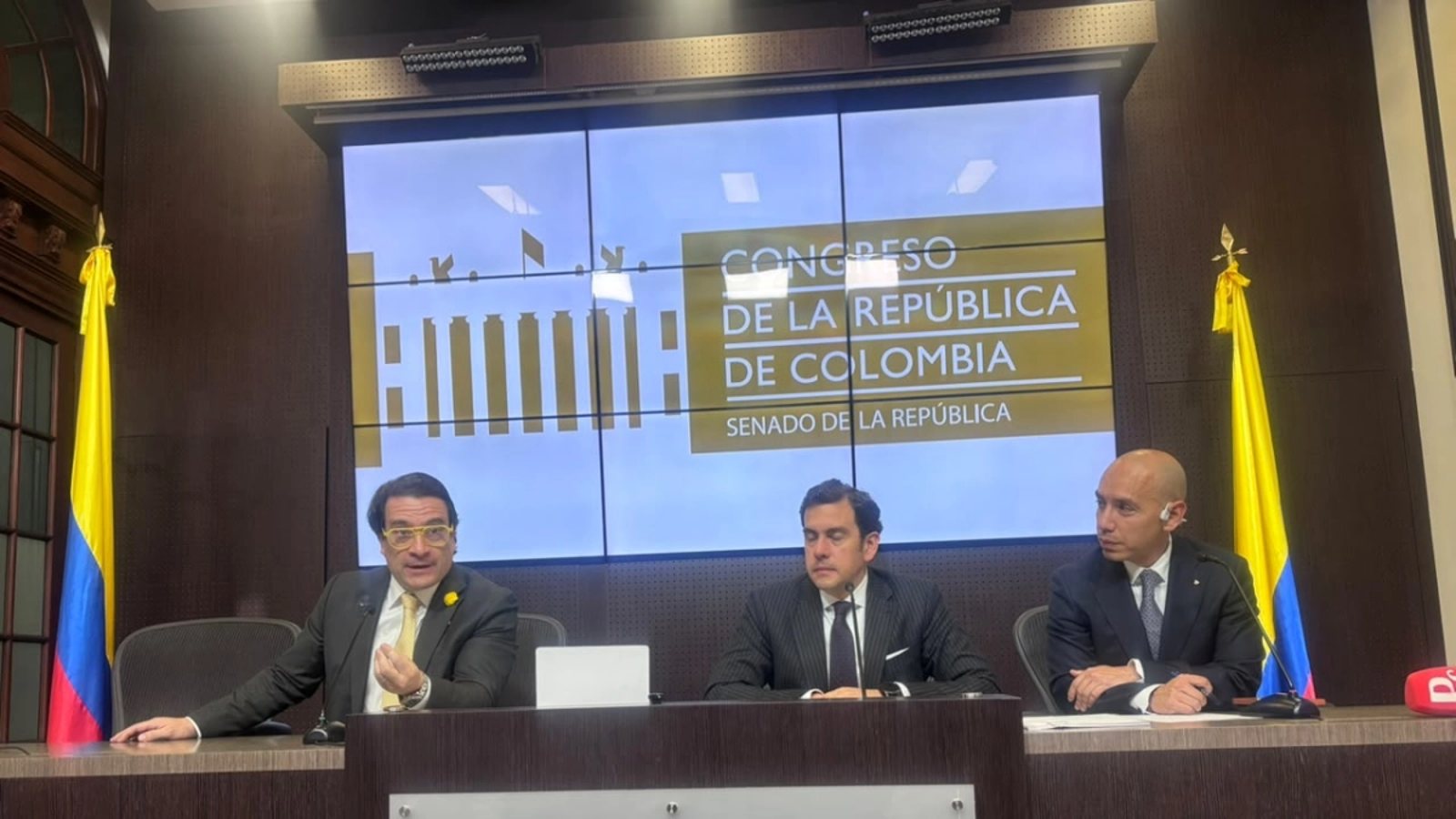 Los ministros Rodrigo Lara e Iván Cancino durante la radicación de la ley de sometimiento