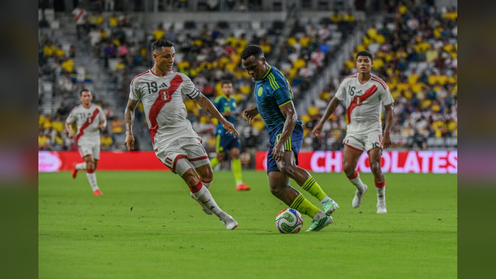Jugadores de la Selección Colombia celebran ante Perú en Miami