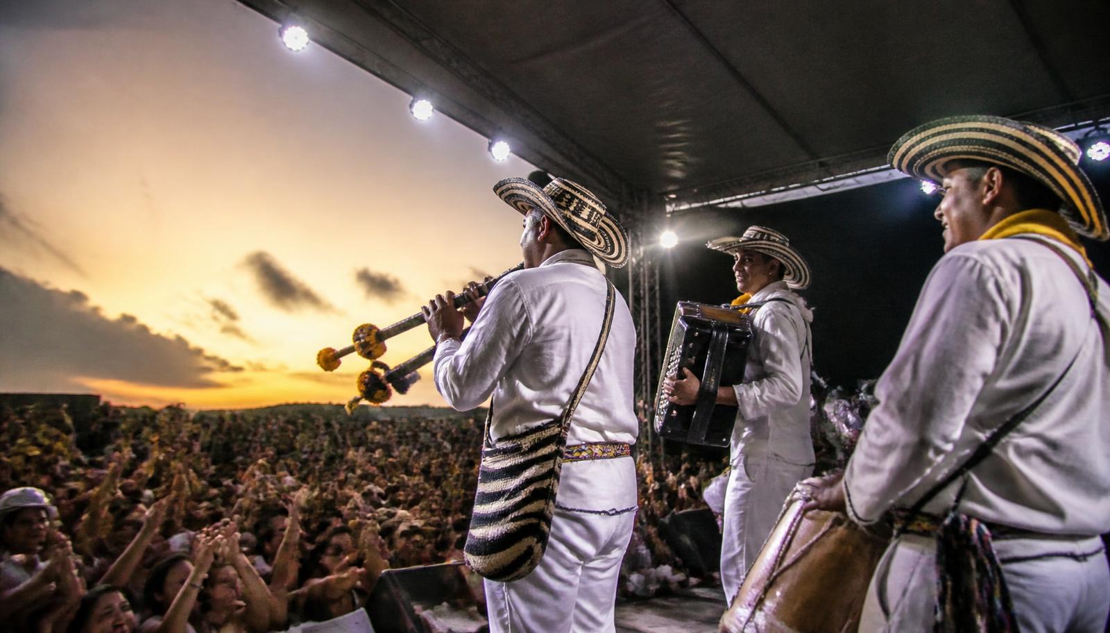 Músicos tradicionales colombianos en tarima durante un festival