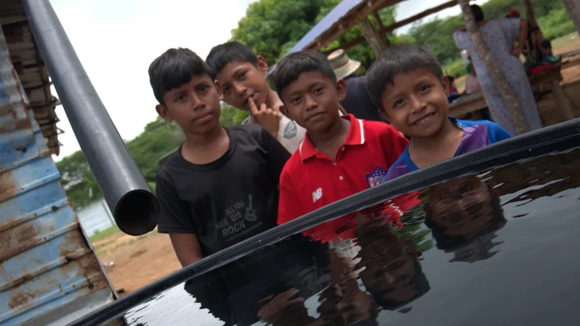 Niños wayuu recogiendo agua en una comunidad rural de La Guajira