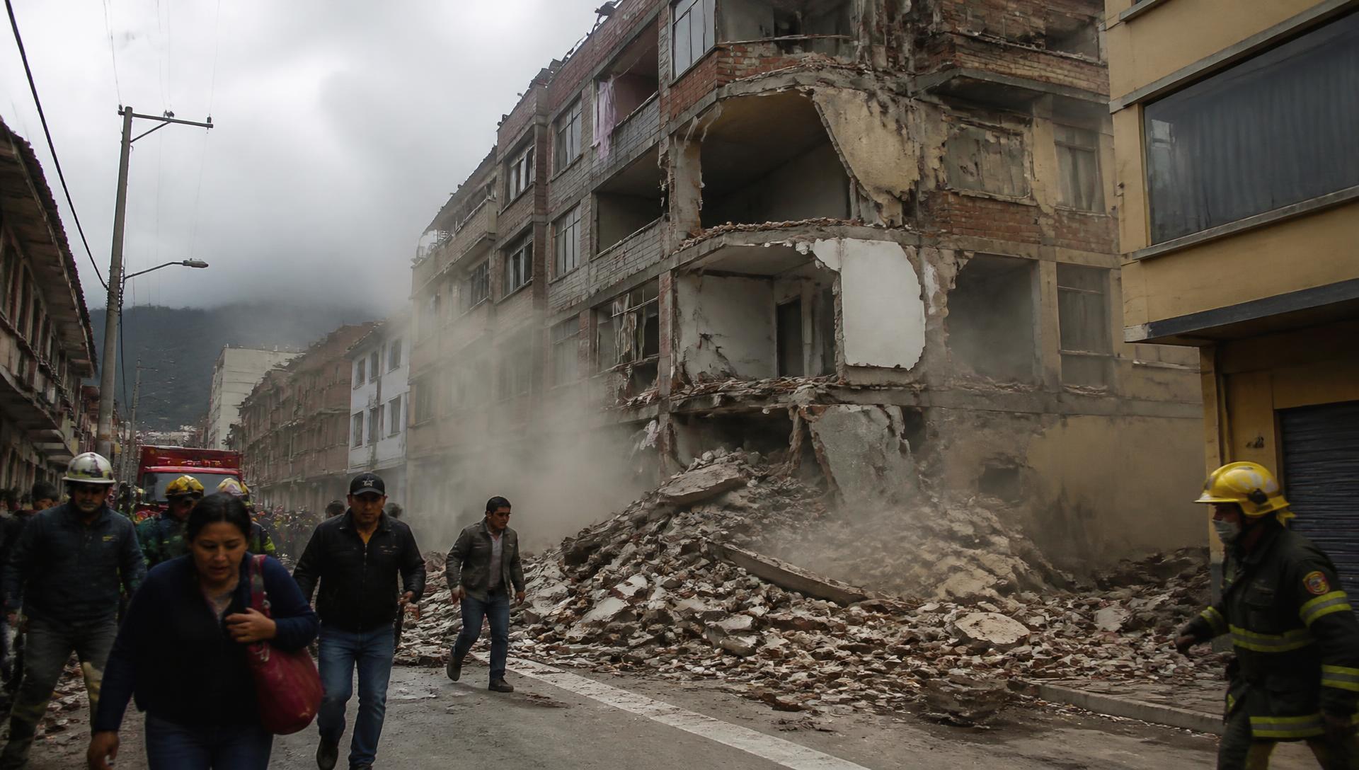 Edificio con la fachada colapsada y bomberos evacuando vecinos tras el terremoto de magnitud 7.4 en Colombia