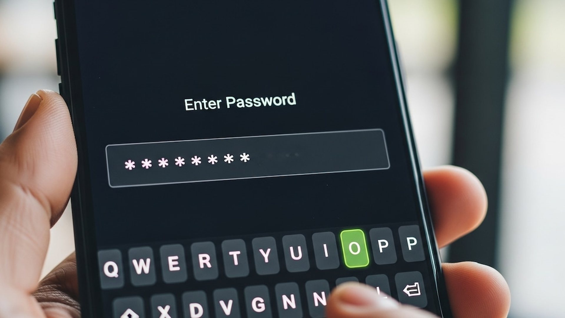 Persona digitando una contraseña en la pantalla de un teléfono móvil