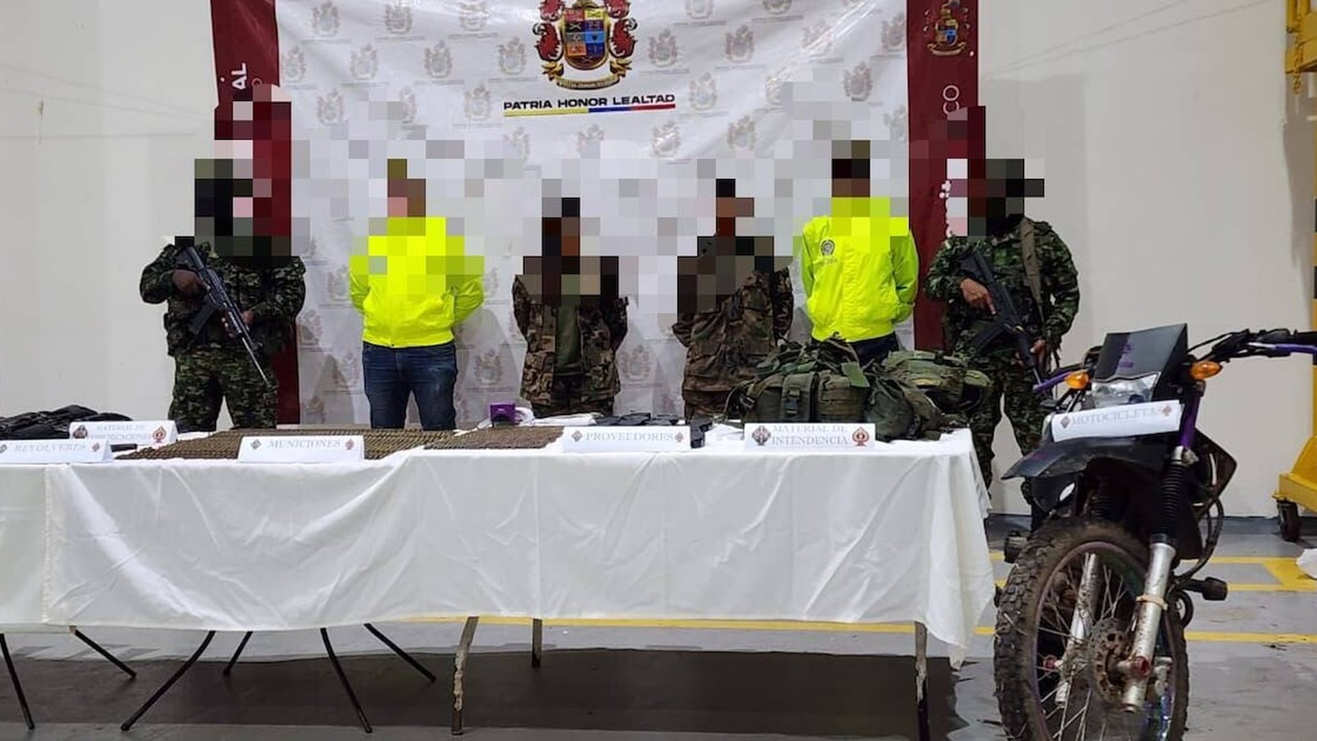 Militares presentan a capturados y material de guerra incautado
