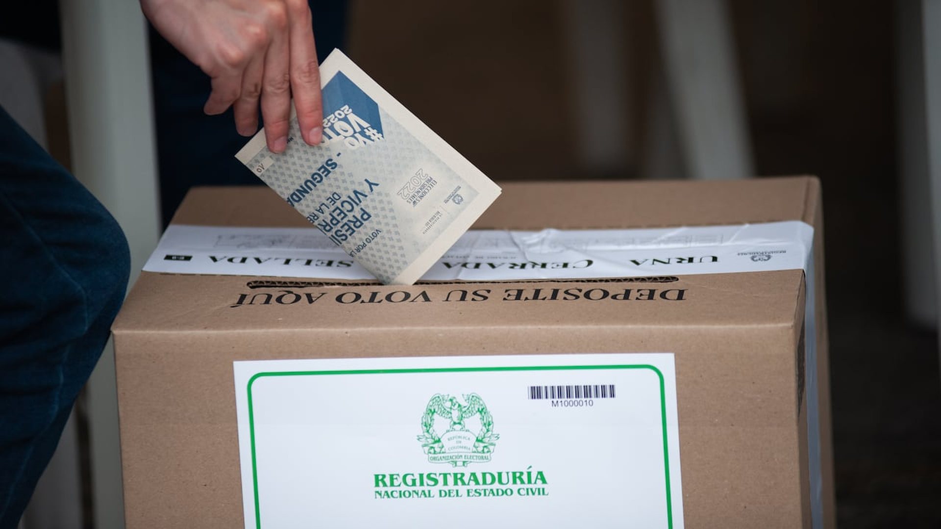 Ciudadano deposita su voto en una urna de la Registraduría Nacional