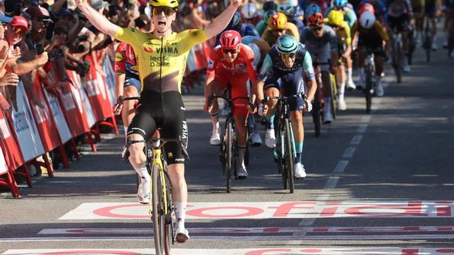 Llegada de una etapa de la Vuelta a España con el pelotón al sprint