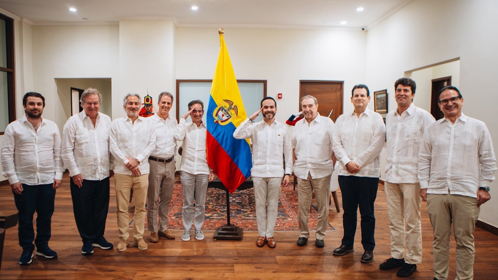 El presidente Abelardo De La Espriella saluda junto a Jaime y Gabriel Gilinski, Alejandro Santo Domingo, Luis Carlos Sarmiento, Fuad Char, Juan Carlos Mora, César Caicedo y Miguel Cortés frente a la bandera de Colombia en la sede de la Presidencia en Barranquilla