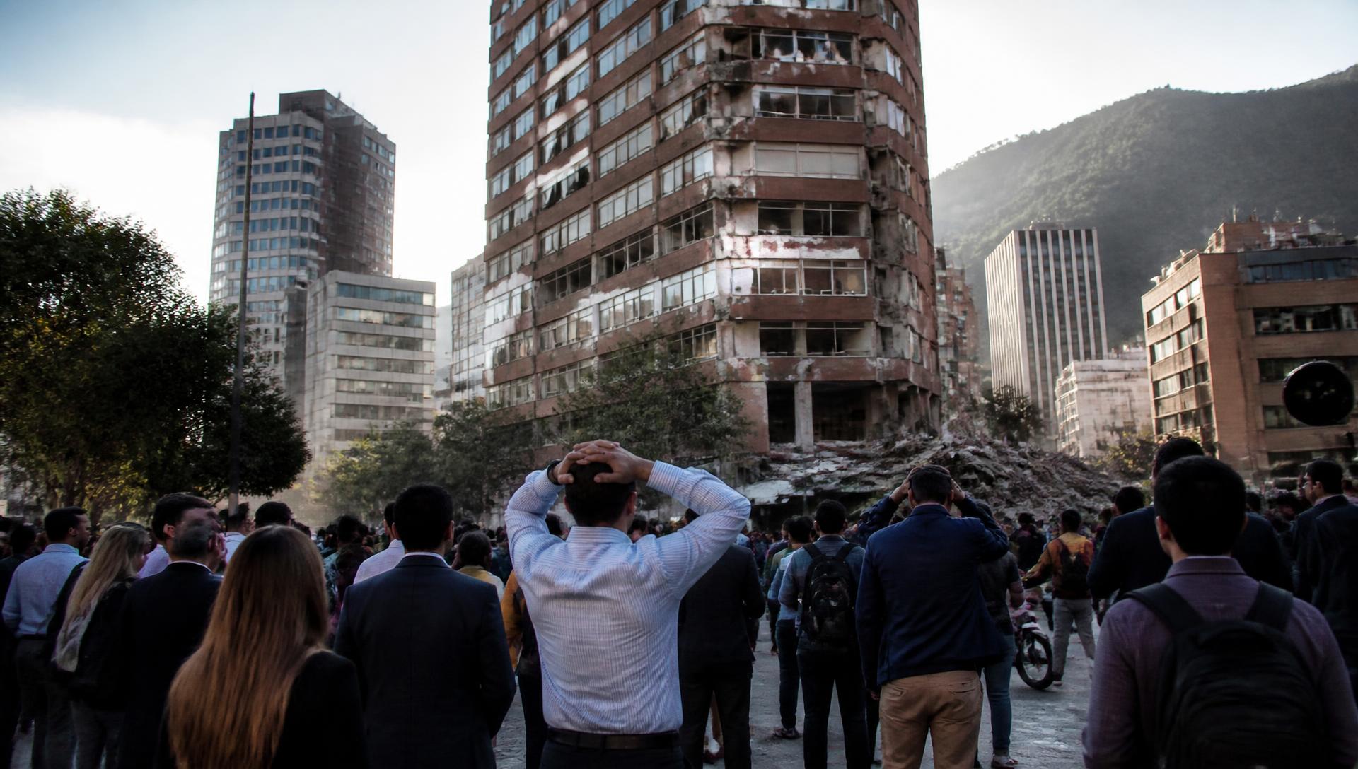 Personas evacuadas en la calle observan edificios tras el fuerte sismo registrado en Colombia el 10 de agosto de 2026
