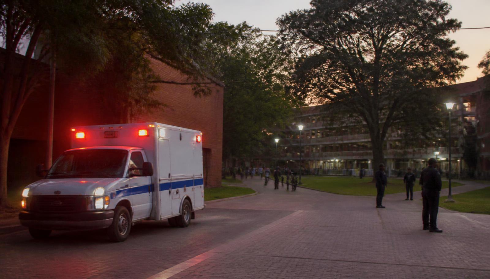 Ambulancia en un campus universitario tras un ataque a estudiantes