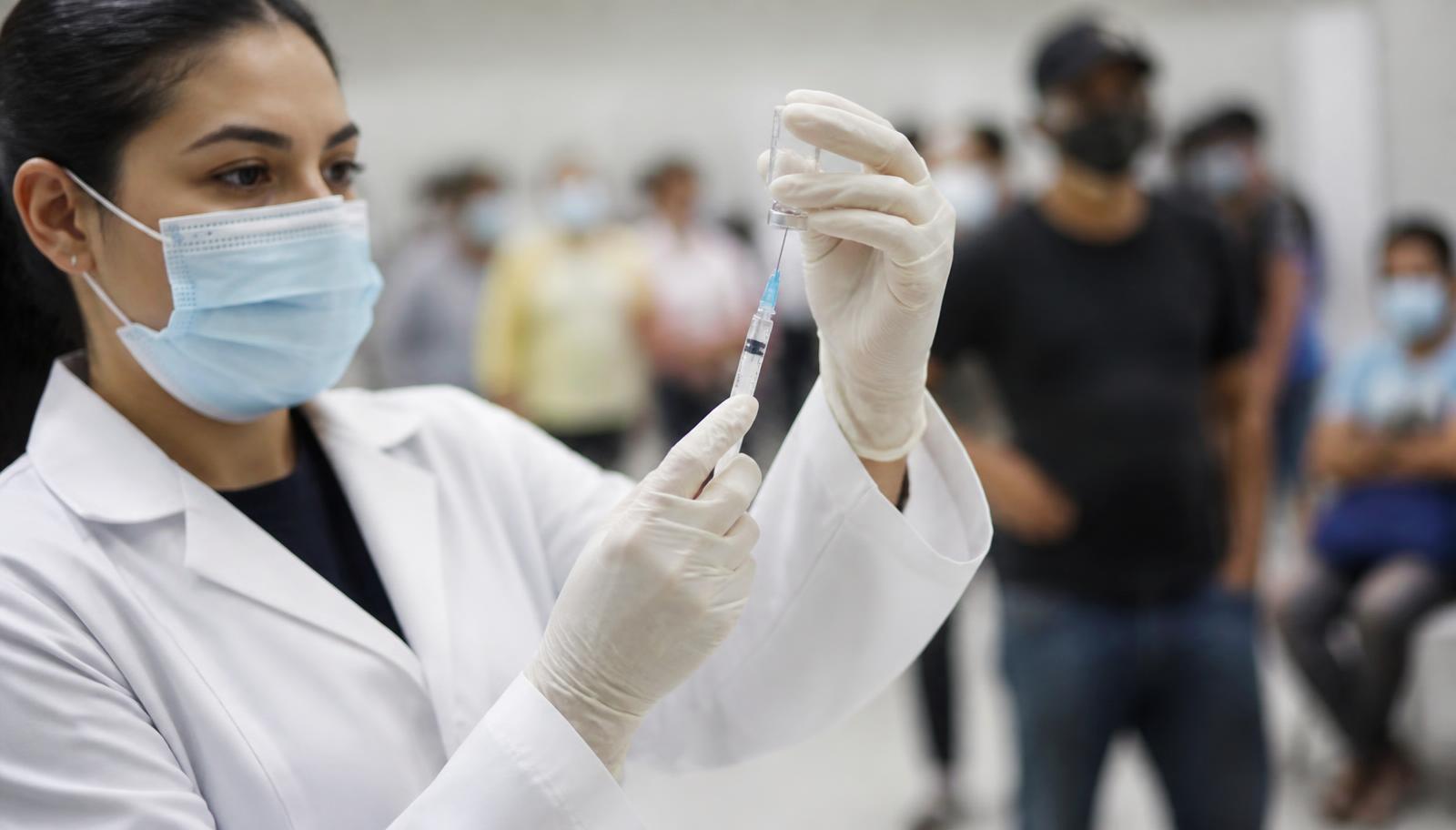 Personal de salud preparando una vacuna